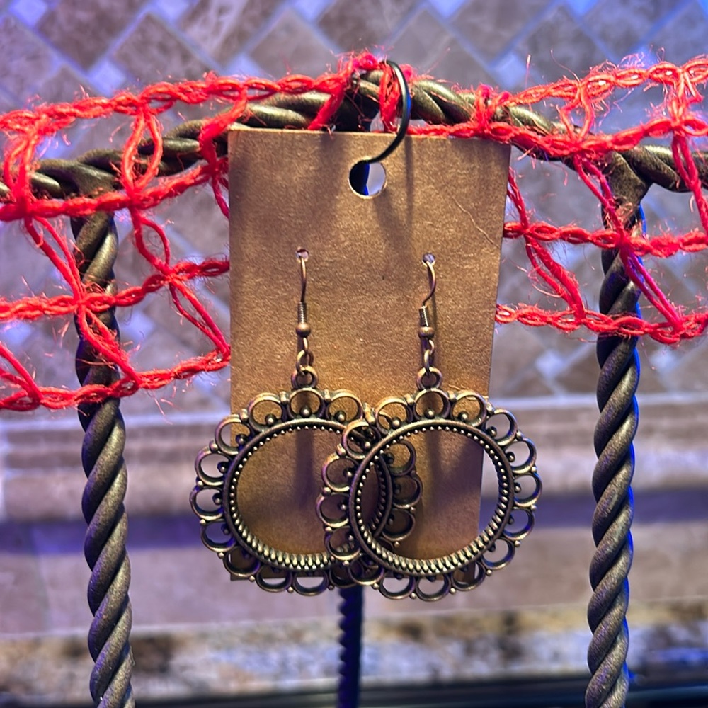 NEW Gold tone round earrings